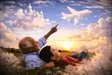 Un padre indica al figlio le forme delle nuvole nel cielo